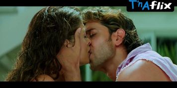 Aishwarya Rai Sexy Scene  in Dhoom 2