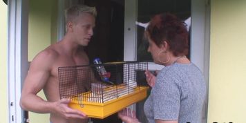 Granny games with hot neighbour