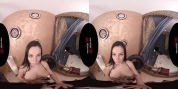 Alyssia Kent in black