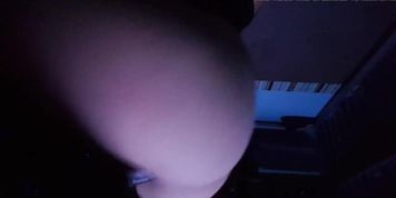 Grosse beurette qui aime la bite de noir
