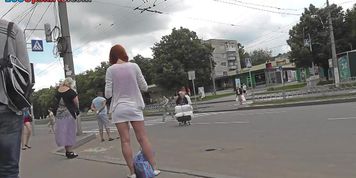 Sexy mini skirt on bubble ass in accidental upskirt