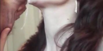 Der groe Schwanz spritzt auf das Gesicht und den Mund der reifen Jessy