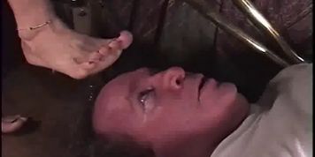 stomping face (Gina Carano)