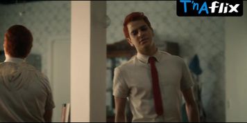 Esther Dias Breasts Scene  in Nobody'S Looking