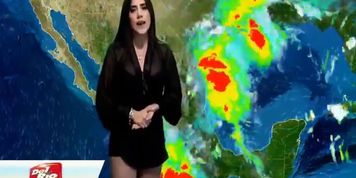 Mariana Yanar culona en minifalda y blusa transparente HD