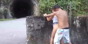 Ed Junior e Carolina Carioca Dois Namorados Que Trabalham Com Porn&ocirc; Fizeram um Sexo na Rua do Lado de um T&uacute;nel e o Cara Gozou na