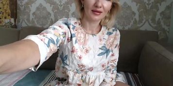 Woman with hairy pussy shows herself on webcam