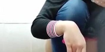 Ngintip Abg Pipis Di Toilet