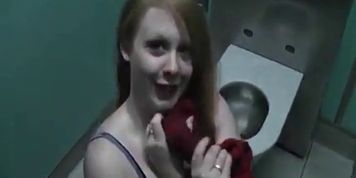 Redhead trinken pissen