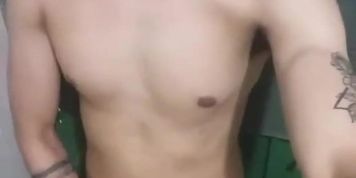 Joven latino se masturba la verga en el ba&ntilde;o