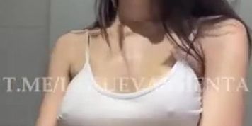 iaaras2 shaking boobs no bra