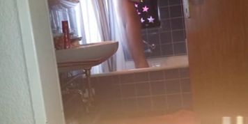 my sis shaves her pussy in the bath