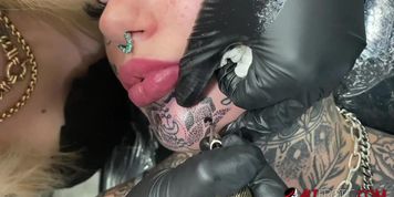 ALTEROTIC - Australian bombshell Amber Luke gets a new chin tattoo
