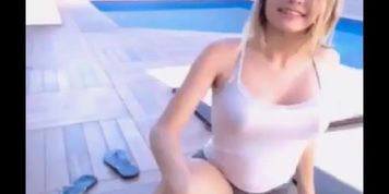 BUBBLY CAM GIRL TEASES ON FREE LIVE CAM