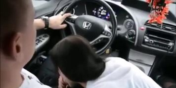 Elle Suce et Aval Pendant Qu il Conduit