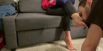 Foot Slave Asian Student Domination / Dominatrice Asiatique Etudiante et esclave de pieds