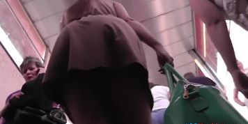 Sexy upskirt wazoo of a bombshell