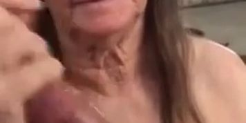 Dona Vera uma senhora experiente que sabe dar prazer a um homem, chupa tudo e deixa gozar na boca ..