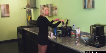 Hot blondes love to munch pussy