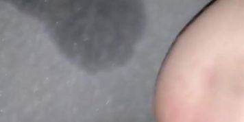 Wei&szlig;e enge Fotze hat das Bett etwas nass gemacht - LeonieRoxy