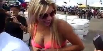 TURBINADA PAGANDO PEITINHO