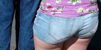 PLUMP BOOTY IN SHORTS