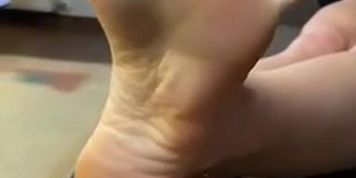 flip flops feet joi