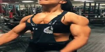 super huge muscle girl flexing & working out