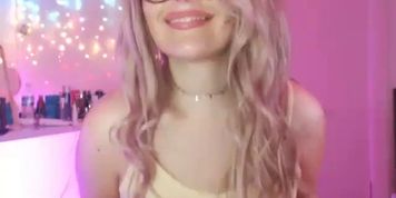 Gorgeous blonde sexy tits and ass tease camshow