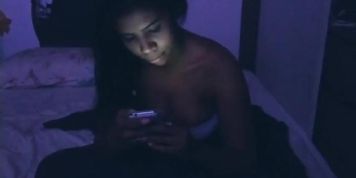 Morena rabuda  gostosa gemendo e gozando