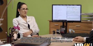 VIP4K. Hottie ist bereit f&uuml;r Sex mit Agent f&uuml;r Bargeld direkt im B&uuml;ro