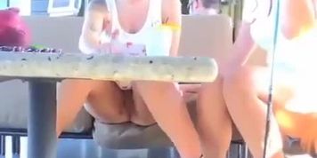 Ense&ntilde;ando la panochita por debajo de la mesa