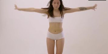 Super hot brunette Saule Elastiga mega flexible teen