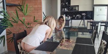 LOIRA COM CARINHA DE SAFADA LIMPANDO A CASA