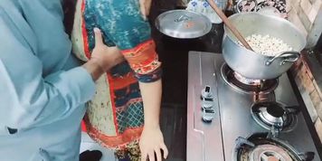 Kitchen me pakda bhabhi ko mari gand