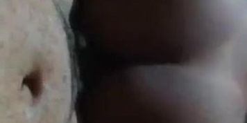 Morena rabuda  gostosa gemendo e gozando