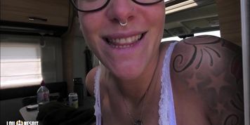 2 Girls &ndash; Piss Shower (Lia Louise)