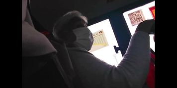 SE&Ntilde;ORAS REACCIONAN A LA VERGA VOLADORA DE ESTE JOVEN