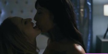 Girl Caught Her Girlfriend Masturbating (Jessie Lee, Scarlett Sage)