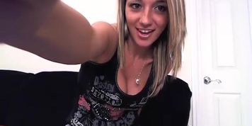 Nikki Sims webcam 4-9-2012 (Nipple Play)