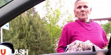 Flashing Granny Car Dickflash