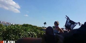 Dickflash a MILF