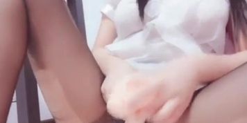 Sexy Chinese Girl Masturbating
