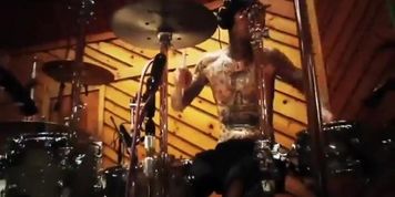 Travis hitting da drums