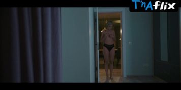 Polina Maximova Sexy Scene  in Offlayn