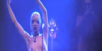 singer pussylicked on stage
