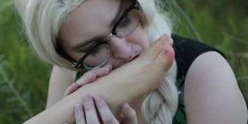 Blonde worshps her own feet