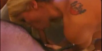 Loira gostosa dando cu
