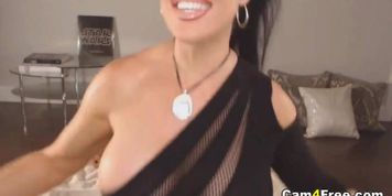 Girl with big boobs mastrubates on cam
