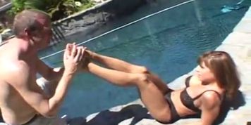 FEET CRAVING - Guy licks girls sexy feet by the pool